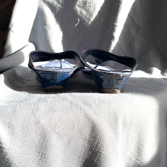 Kenneth Kole blue patent wedge thong sandal size 8 - Picture 3 of 5